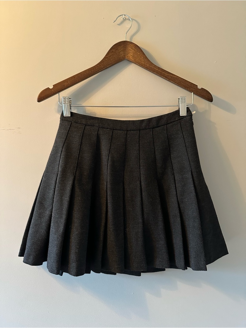Aritzia Wilfred Dark Gray Pleated Skirt